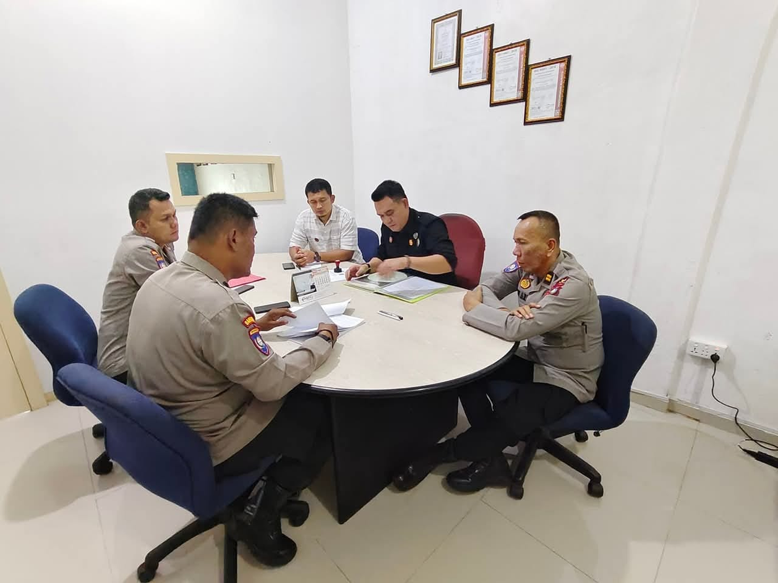 Koordinasi Tim Lapangan dengan Manajemen Klien